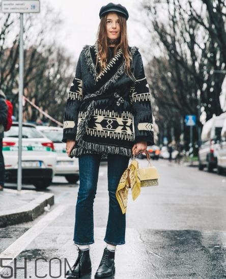 牛仔喇叭褲配什么上衣？牛仔喇叭褲搭配上衣圖片