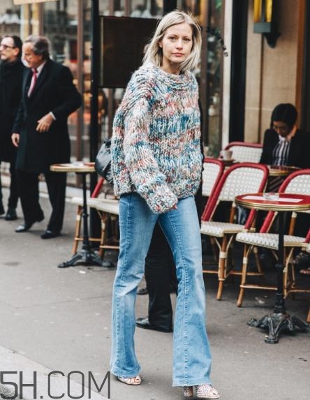 牛仔喇叭褲配什么上衣？牛仔喇叭褲搭配上衣圖片