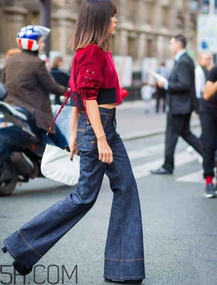 牛仔喇叭褲配什么上衣？牛仔喇叭褲搭配上衣圖片