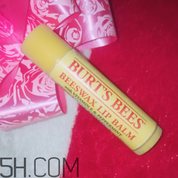 小蜜蜂水果味唇膏哪只好用？小蜜蜂水果味唇膏哪只好聞？