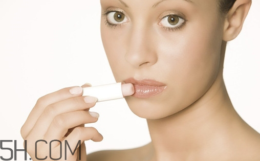 小蜜蜂水果味唇膏哪只好用？小蜜蜂水果味唇膏哪只好聞？