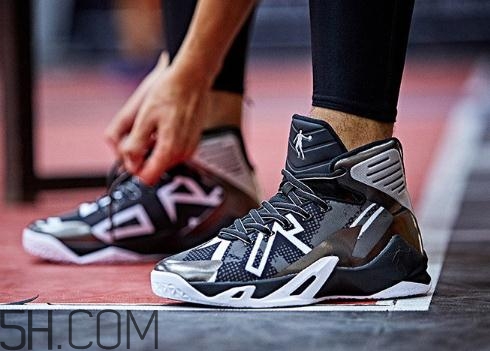 籃球鞋買大還是買小？籃球鞋買大了怎么辦？