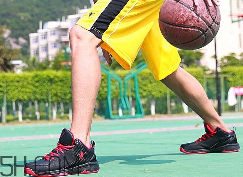 籃球鞋高幫好還是低幫好？籃球鞋高幫和低幫的區(qū)別