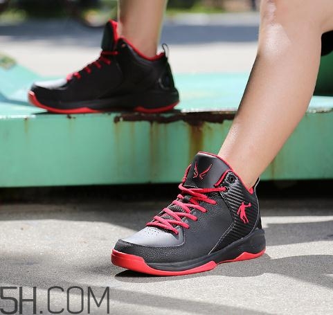 籃球鞋高幫好還是低幫好？籃球鞋高幫和低幫的區(qū)別