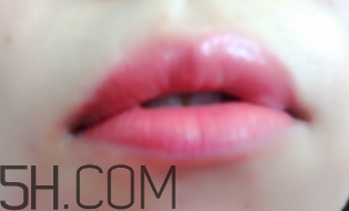 小蜜蜂唇膏筆怎么樣？小蜜蜂唇膏筆好用嗎？