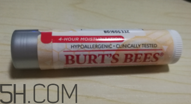 小蜜蜂細(xì)致修護(hù)唇膏很油嗎？夏天用合適嗎？