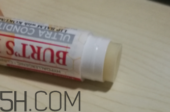 小蜜蜂細(xì)致修護(hù)唇膏很油嗎？夏天用合適嗎？