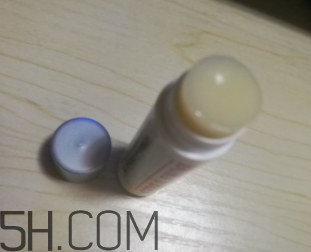 小蜜蜂細(xì)致修護(hù)唇膏很油嗎？夏天用合適嗎？