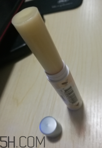 小蜜蜂細(xì)致修護(hù)唇膏很油嗎？夏天用合適嗎？