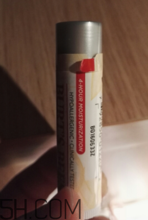 小蜜蜂細(xì)致修護(hù)唇膏很油嗎？夏天用合適嗎？