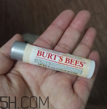 小蜜蜂細(xì)致修護(hù)唇膏很油嗎？夏天用合適嗎？