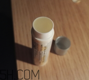 小蜜蜂細(xì)致修護(hù)唇膏很油嗎？夏天用合適嗎？