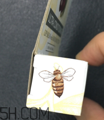 小蜜蜂細(xì)致修護(hù)唇膏很油嗎？夏天用合適嗎？