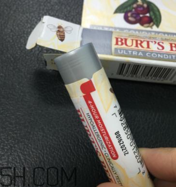 小蜜蜂細(xì)致修護(hù)唇膏很油嗎？夏天用合適嗎？