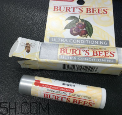 小蜜蜂細(xì)致修護(hù)唇膏很油嗎？夏天用合適嗎？