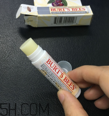 小蜜蜂細(xì)致修護(hù)唇膏很油嗎？夏天用合適嗎？