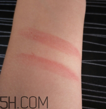 小蜜蜂口紅好用嗎？小蜜蜂口紅試色