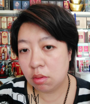 小蜜蜂口紅好用嗎？小蜜蜂口紅試色