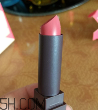 小蜜蜂口紅好用嗎？小蜜蜂口紅試色