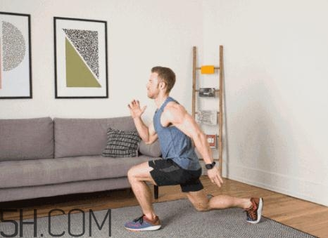 箭步蹲鍛煉哪里肌肉？箭步蹲和深蹲哪個(gè)好？