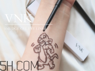 vnk眼線(xiàn)膠筆怎么用？vnk眼線(xiàn)筆使用方法