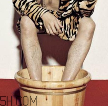 精索靜脈曲張可以穿牛仔褲嗎？精索靜脈曲張可以泡腳嗎？