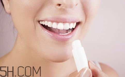 小蜜蜂細(xì)致修護(hù)唇膏很油嗎？夏天用合適嗎？