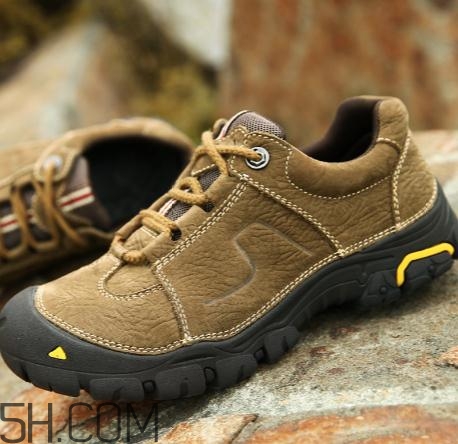 徒步鞋要買大一碼嗎？徒步鞋重嗎？