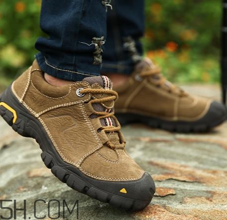 徒步鞋要買大一碼嗎？徒步鞋重嗎？