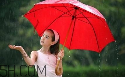 女生說(shuō)記得帶傘什么意思？女生說(shuō)雨傘什么意思？