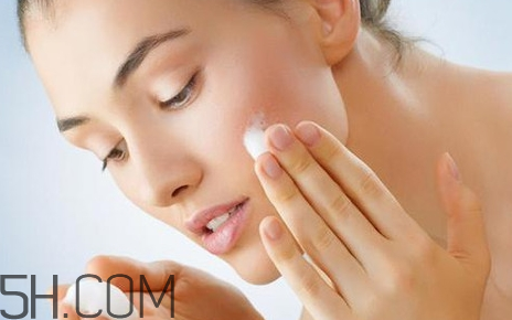 卸妝油會(huì)堵塞毛孔嗎？卸妝水卸妝乳和卸妝油的區(qū)別