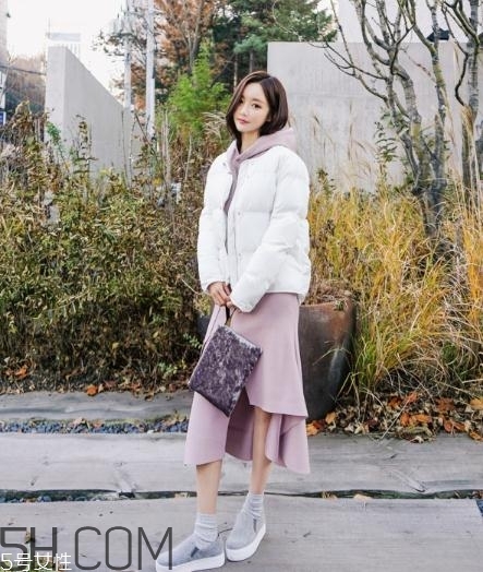 白色羽絨服怎么搭配？白色羽絨服搭配圖片