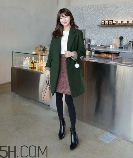 綠色大衣配什么顏色打底衫？綠色大衣里面配什么？