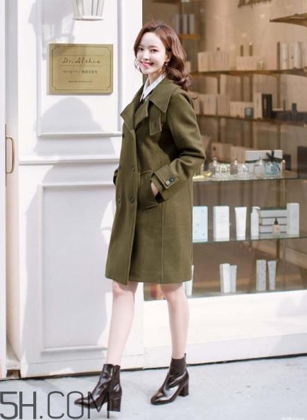 綠色大衣配什么顏色打底衫？綠色大衣里面配什么？