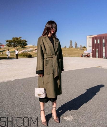 綠色大衣配什么顏色打底衫？綠色大衣里面配什么？