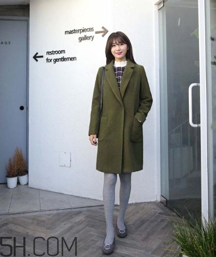 綠色大衣配什么顏色打底衫？綠色大衣里面配什么？