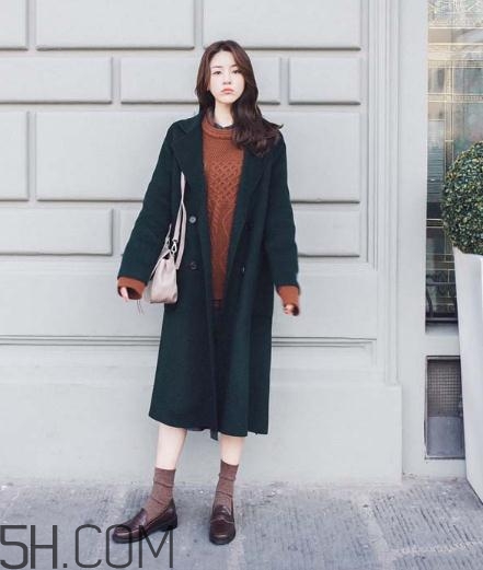 綠色大衣配什么顏色打底衫？綠色大衣里面配什么？