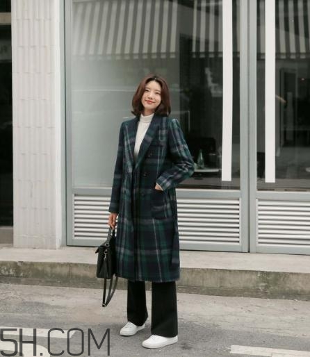 綠色大衣配什么顏色打底衫？綠色大衣里面配什么？