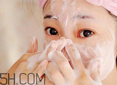 卸妝油會(huì)堵塞毛孔嗎？卸妝水卸妝乳和卸妝油的區(qū)別