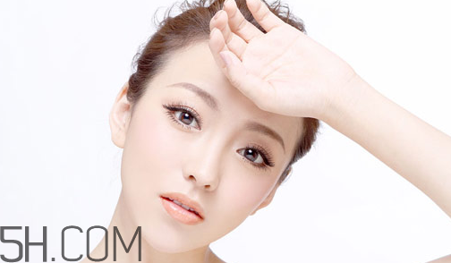 雅詩蘭黛眼霜適合多大年齡用？雅詩蘭黛和蘭蔻的眼霜哪個(gè)好？