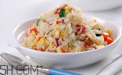 蛋炒飯?jiān)趺醋鲎屆恳活w米上都有蛋？蛋炒飯有什么營(yíng)養(yǎng)