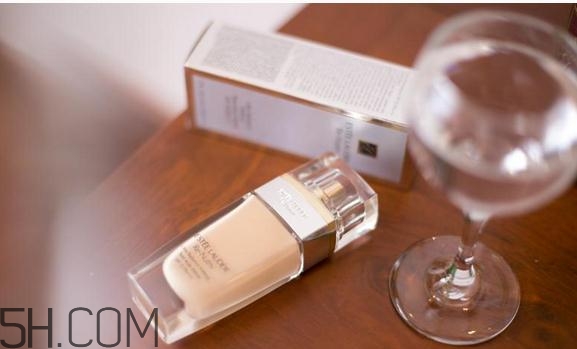 雅詩蘭黛白金粉底液色號哪個(gè)顯白？粉底液買深了怎么辦？