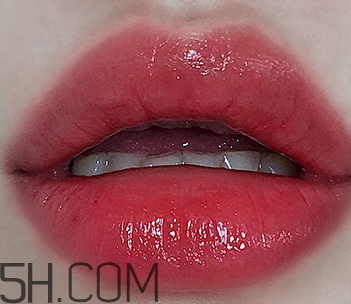 mac草莓紅和番茄紅像嗎？mac草莓紅和番茄紅對比