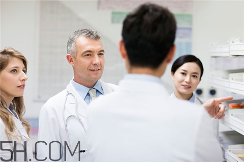 胃出血是胃癌嗎？胃出血是什么?。?></p><h3>哪些病會引發(fā)胃出血</h3><p>1、血管病變：主動脈瘤、脾動脈瘤、胃壁內(nèi)小動脈瘤、血管瘤、胃粘膜下動靜脈畸形、遺傳性出血性毛細血管擴張癥。</p><p>2、全身性疾病和其他：流行性出血熱、鉤端螺旋體病、肺原性心臟病、肺氣腫合并感染、凝血機制障礙、白血病、紫癜、血友病、彌漫性血管內(nèi)凝血、淋巴瘤、尿毒癥、淀粉樣變性、結(jié)節(jié)病。</p><p>3、肝膽胰疾?。焊斡不殚T脈高壓癥、肝癌伴門脈高壓癥、門靜脈血栓形成、門靜脈阻塞綜合征、膽道出血、壺腹癌、胰腺癌侵犯十二指腸、急性胰腺炎。</p><p>4、十二指胃腸疾?。何笣?、十二指腸潰瘍、急性胃粘膜糜爛、應(yīng)激性潰瘍、慢性胃炎、胃癌、胃息肉、胃平滑肌肉瘤、胃平滑肌瘤、胃粘膜脫垂、手術(shù)后吻合口潰瘍、套疊、胃肉芽腫病變、十二指腸憩室。</p><p>5、食管疾?。菏彻芪傅嘴o脈曲張、食管責門粘膜撕裂綜合征、食管裂孔疝、食管炎、食管潰瘍、食管癌、食管良性腫瘤、食管憩室。</p><p>通過上述的介紹相信大家對于能夠引發(fā)胃出血的疾病也是有了更深入的了解，那么在生活當中就有必要對此多加重視，積極的針對疾病進行預(yù)防工作來避免胃出血發(fā)生是有必要的，當然對于胃出血患者朋友而言則應(yīng)該及時的治療。</p><p style=