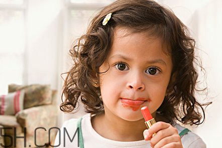 變色唇膏為什么變色？變色唇膏的原料