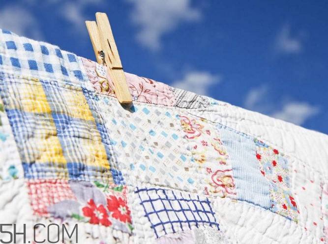 為什么曬過被子有一股味道？曬完被子千萬別拍是怎么回事？