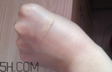 泰國(guó)mistine粉底液多少錢(qián)？mistine粉底液真假對(duì)比