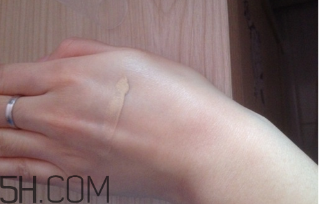 泰國(guó)mistine粉底液多少錢(qián)？mistine粉底液真假對(duì)比