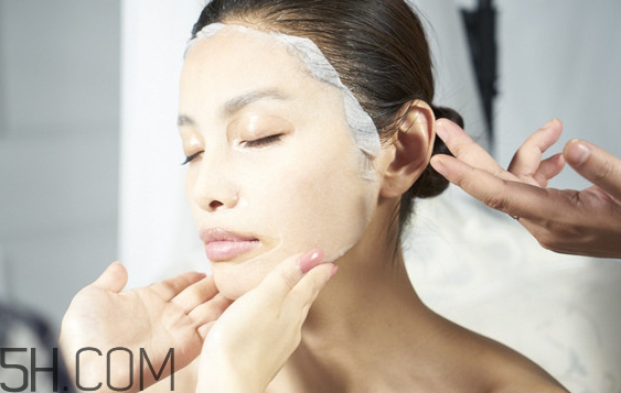 閉口粉刺敷什么面膜好？敷睡眠面膜臉上刺痛怎么辦？