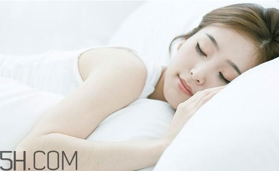 敷睡眠面膜臉刺痛怎么回事？閉口粉刺可以用面膜嗎？